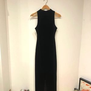 Sleeveless velvet dress with mockneck